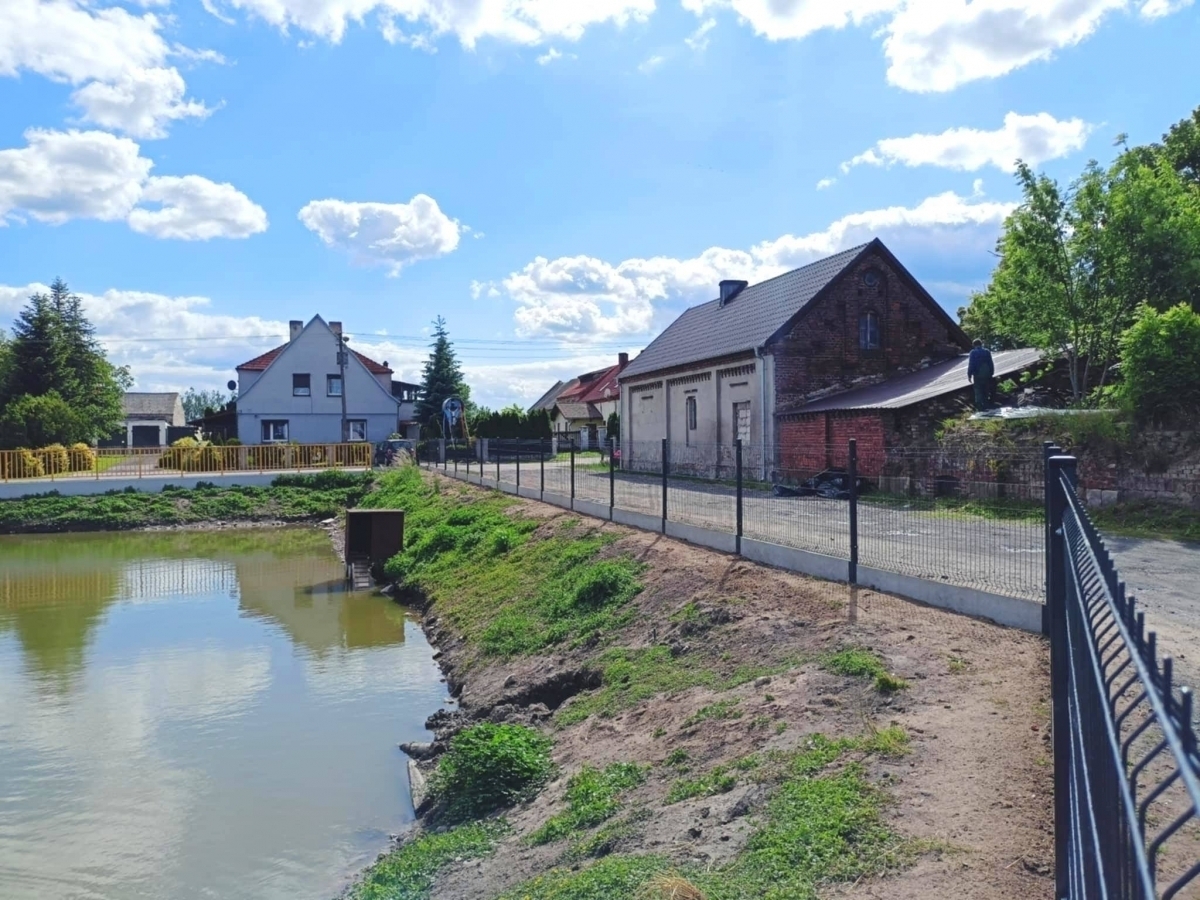Wymienili ogrodzenie nad stawem w Zamysłowie. Firma z Konradowa zakończyła prace