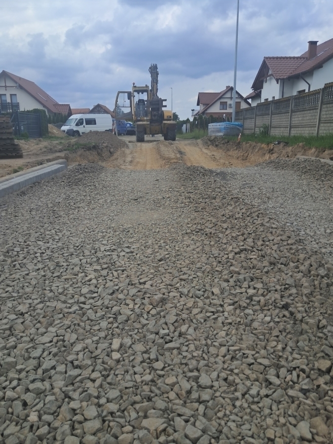Przebudowa dróg w Goli. Czas na układaniu sieci kanalizacji deszczowej