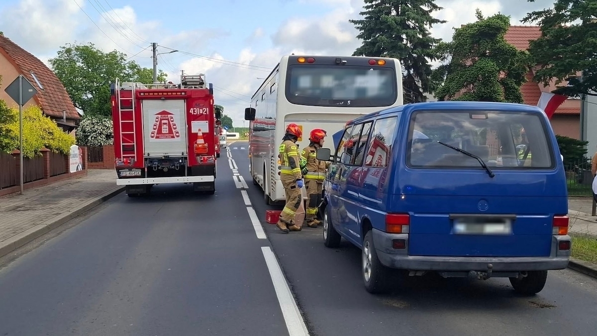 Kolizja na ul. 55 Poznańskiego Pułku Piechoty. Bus uderzył w autobus
