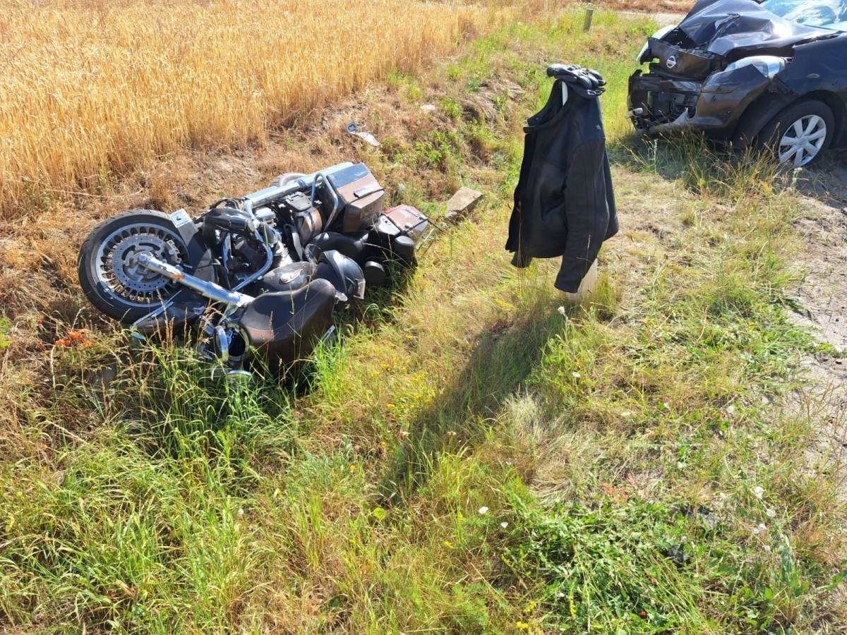 Zderzenie motocykla z osobówką na wylocie ze Starego Strącza AKTUALIZACJA