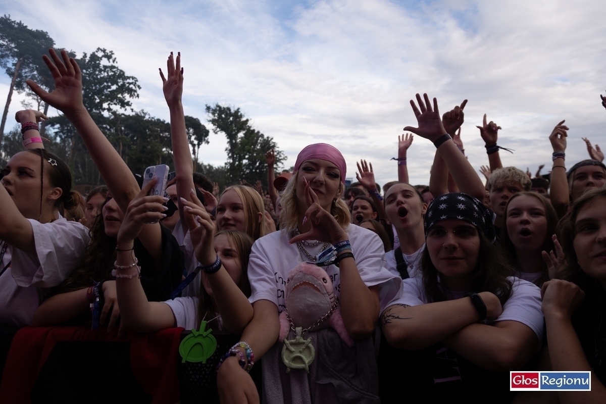 Rap Stacja ruszyła pełną parą. Festiwalowicze nie boją się deszczu ZDJĘCIA