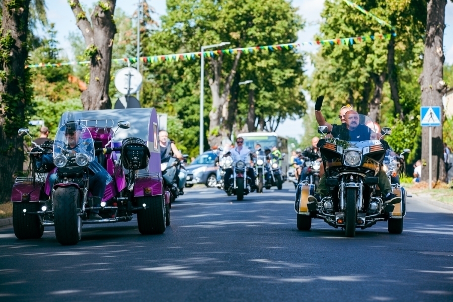 Motocykliści przejadąw historycznym korowodzie. Sławskie Bractwo zaprasza na Dni Sławy