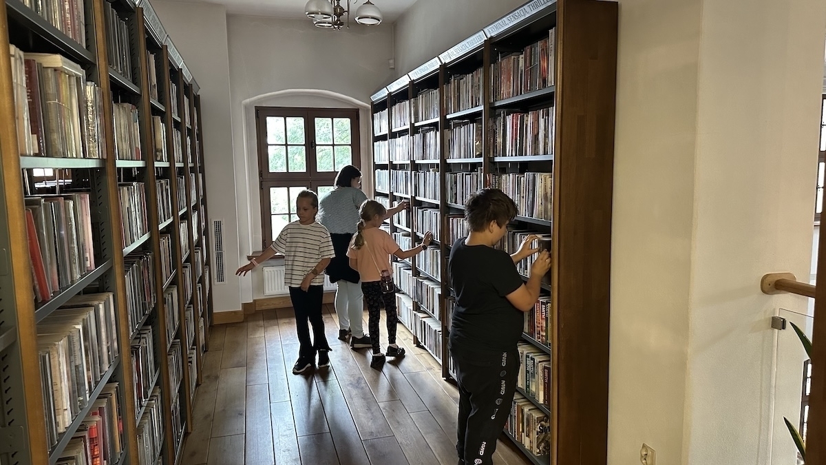 Tajemnicze zniknięcie w bibliotece. Dzieci na tropie szklanego pantofelka