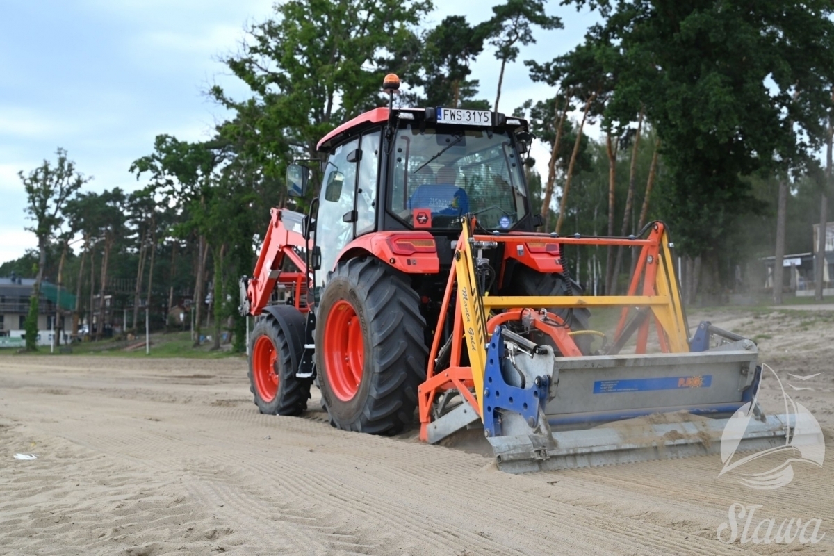 Ciężki sprzęt czyści plaże na ośrodku SCKiW. Dbamy o komfort naszych gości