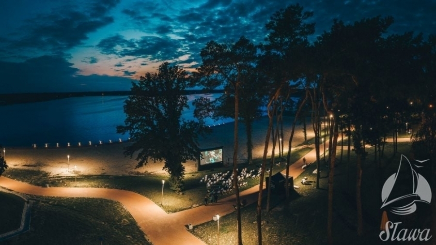 Letnie kino pod gwiazdami na Dni Sławy 2025. SCKiW zaprasza na filmową noc nad Jeziorem Sławskim