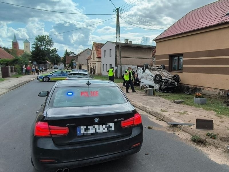 Szalony pościg na S5 zakończony dachowaniem w Czerninie. 43-latek groził policjantom zapalniczką