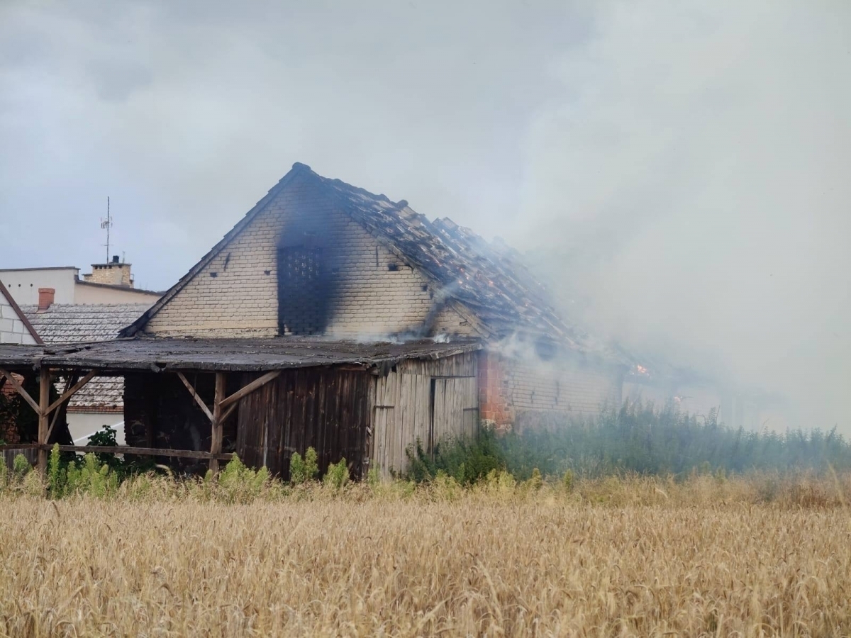 Płonęła stodoła z maszynami rolniczymi i słomą. Duża akcja straży w Krzepielowie FOTO