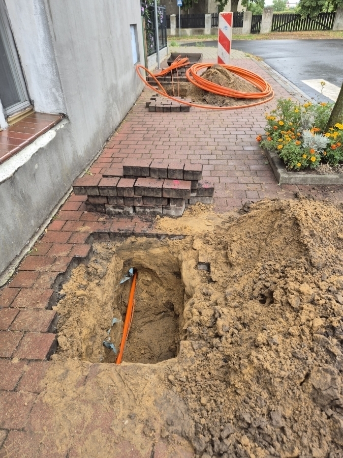 Orange układa światłowód w Szlichtyngowej. Prace na Dworcowej i Wolności