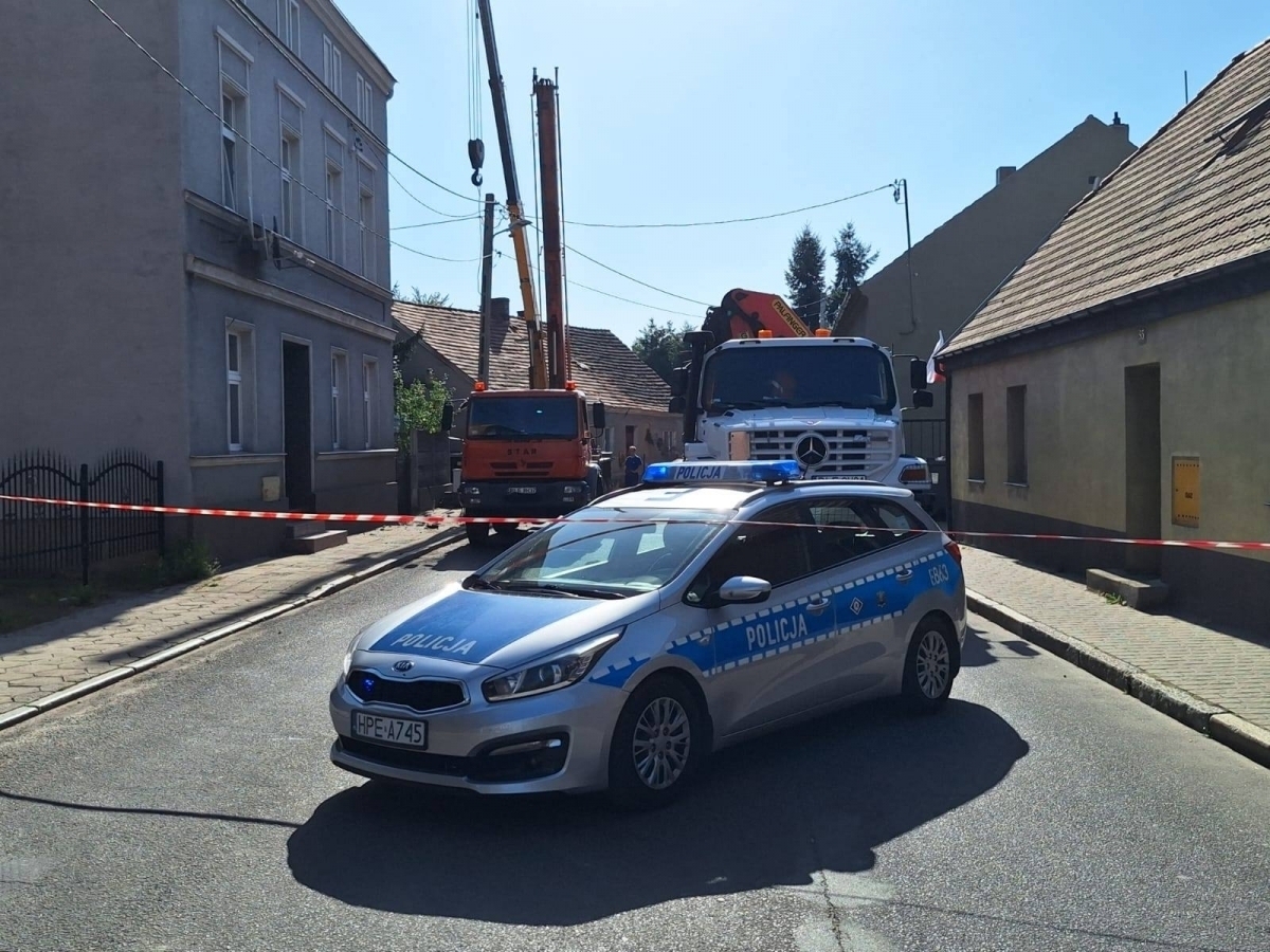 Utrudnienia na ul. Księdza Kostki nawet do południa. Samochód uderzył w słup energetyczny