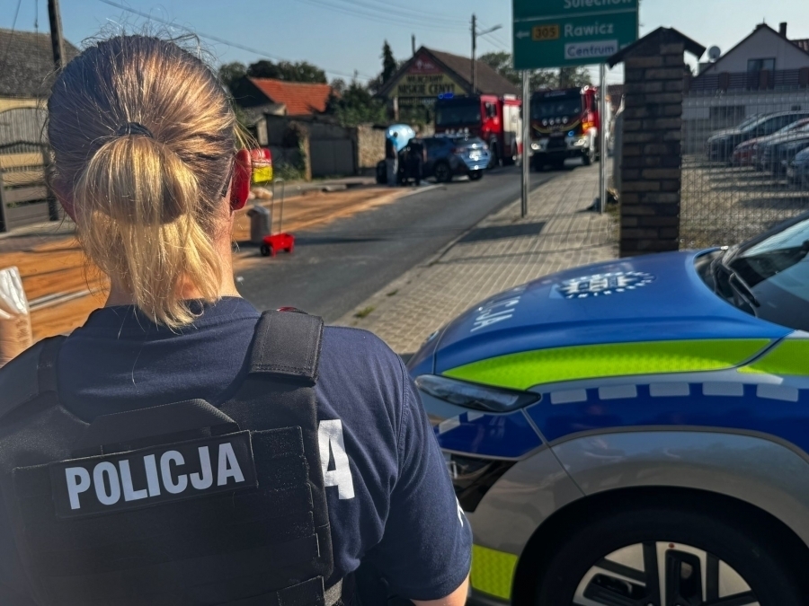 Kolizja na DK12 we Wschowie. Kierowca Subaru wjechał w ciężarówkę wylała sięropa