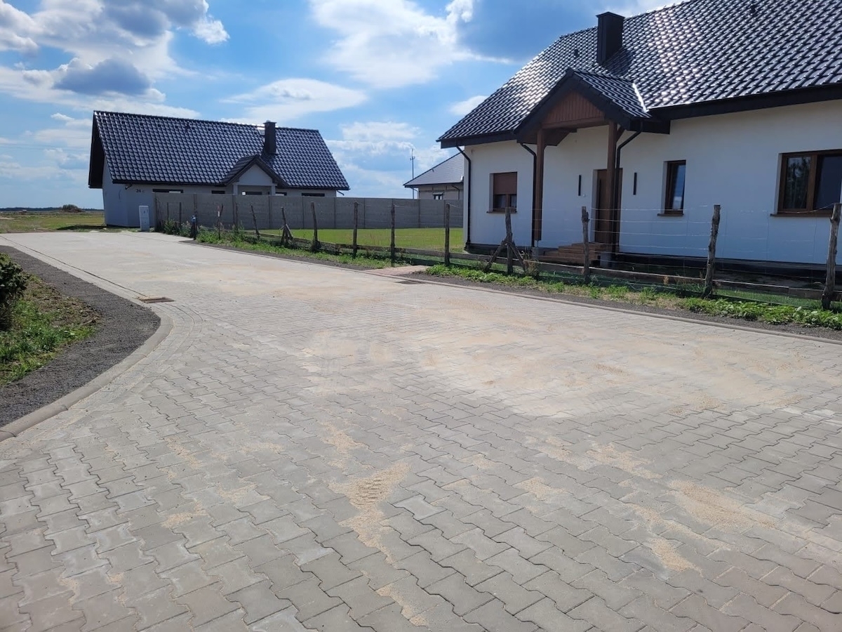 Kostka betonowa zastąpiła kruszywo. Mieszkańcy Goli mają nową drogę