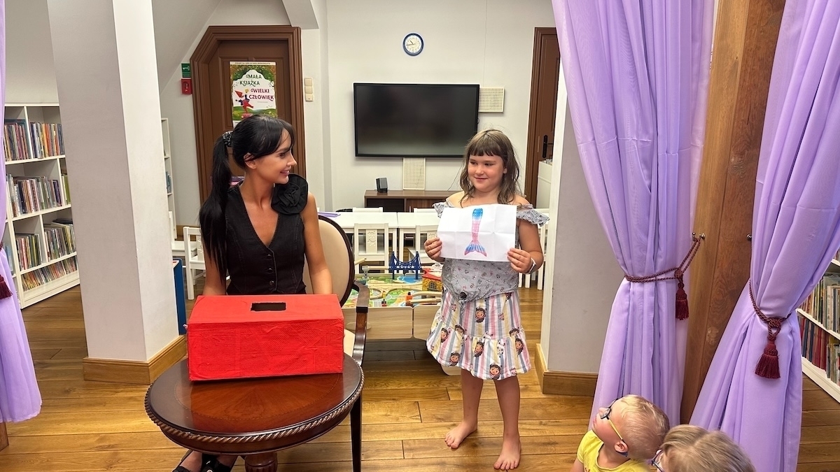 Baśniowy świat ożył we wschowskiej bibliotece. Dzieci stworzyły magiczne rekwizyty