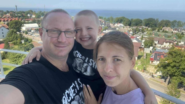 Adaś wraz z rodzicami Magdą i Grzegorzem