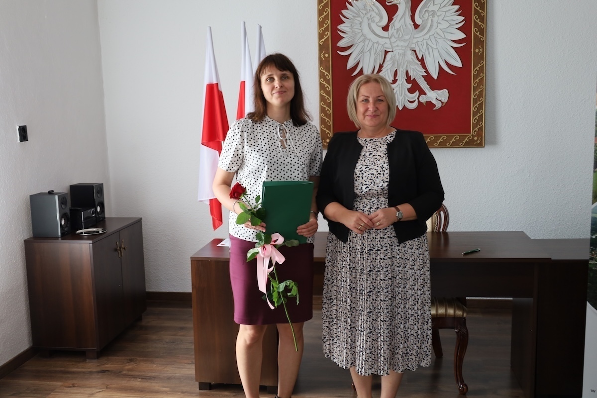 Trzy nauczycielki ze Szlichtyngowej z awansem. Burmistrz wręczyła akty