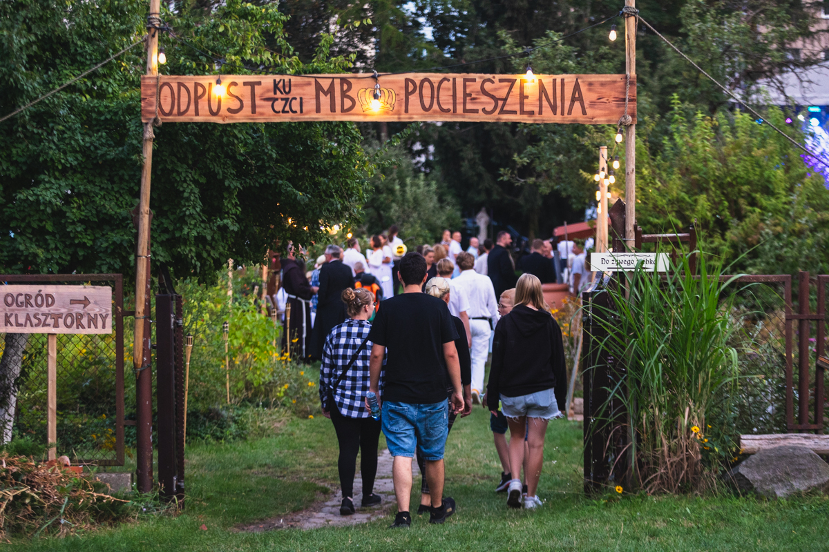 Ogrody klasztoru Ojców Franciszkanów we Wschowie podczas odpustu