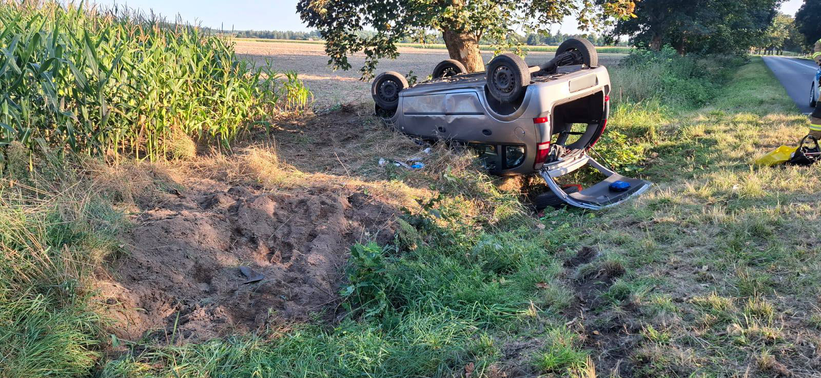 W rowie dachował samochód z matką i dzieckiem. Groźne zdarzenie na trasie Krzepielów - Głogów