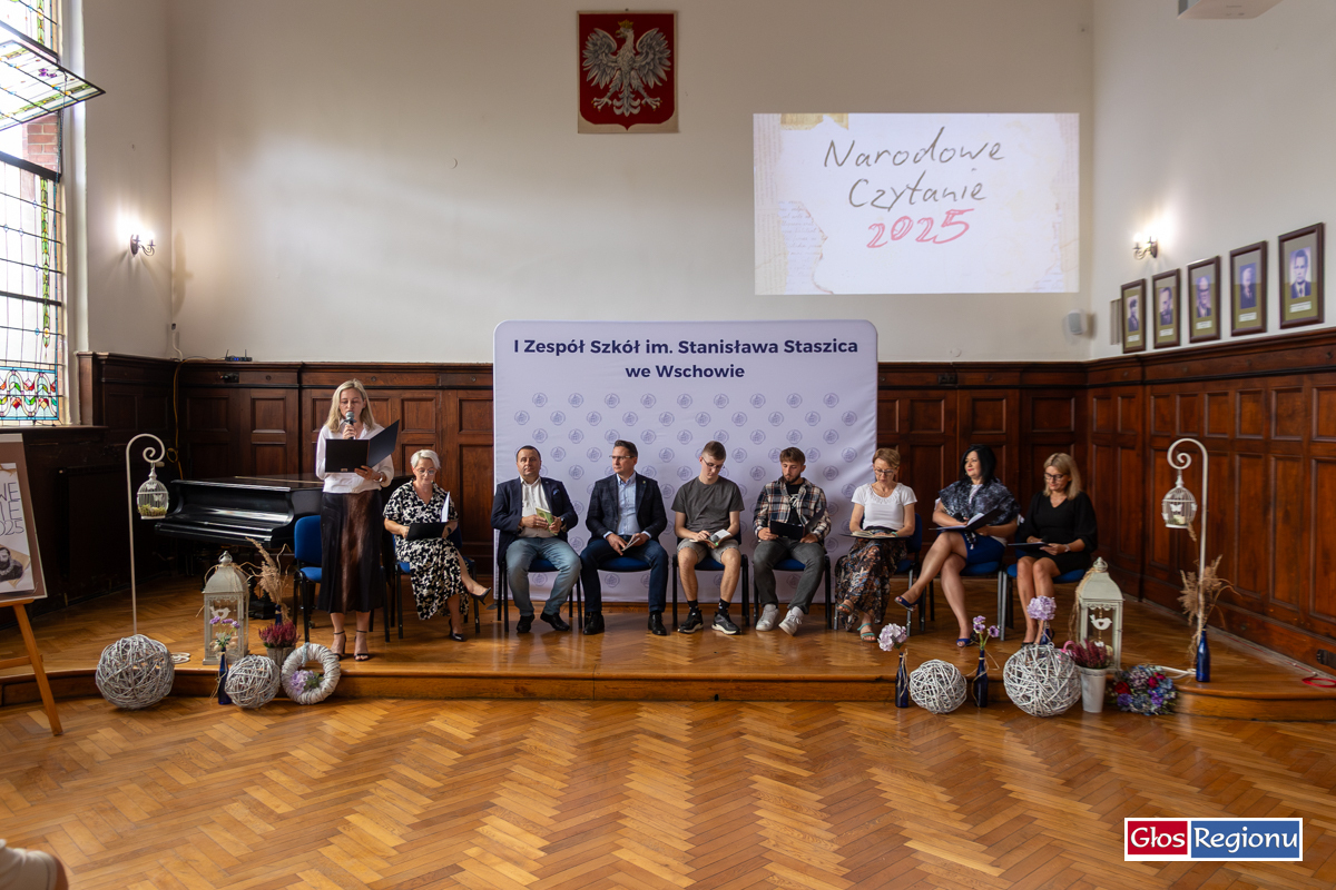 Narodowe Czytanie w Staszicu. Wicestarosta wraz z uczniami i nauczycielami czytał dzieła Kochanowskiego