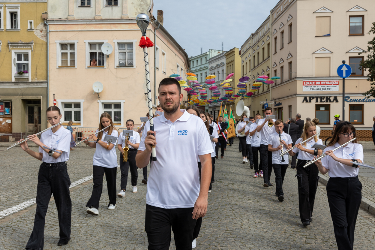 Orkiestra Maestoso podczas parady we Wschowie
