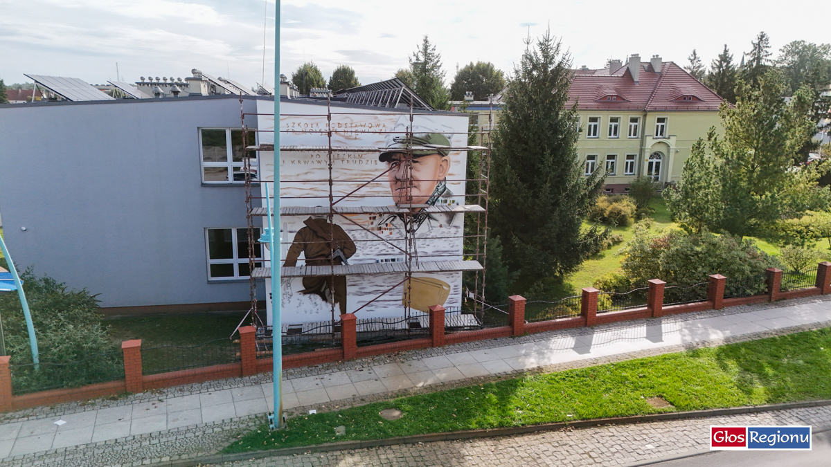 Nowy mural w Sławie. Na ścianie kapral Niewidziajło i moment zaślubin Polski z morzem