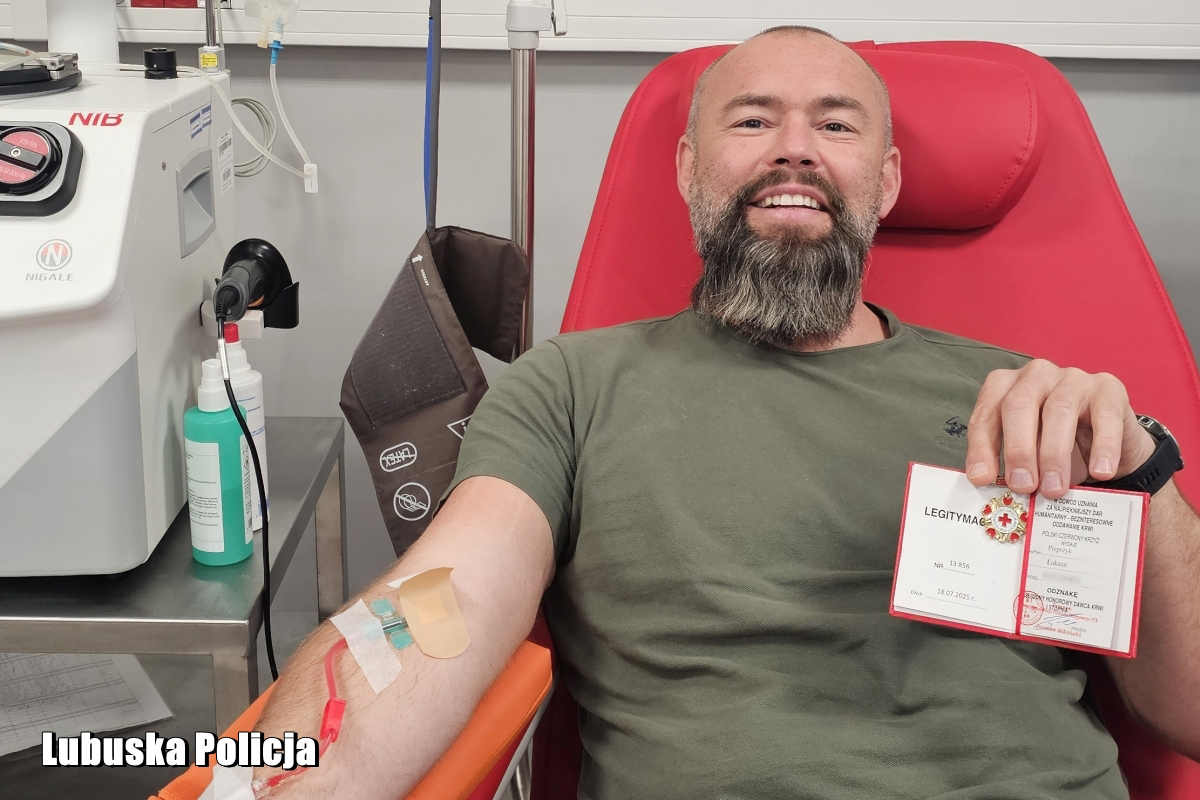 Aspirant Łukasz Pieprzyk ze Złotą Odznaką Honorowego Dawcy Krwi