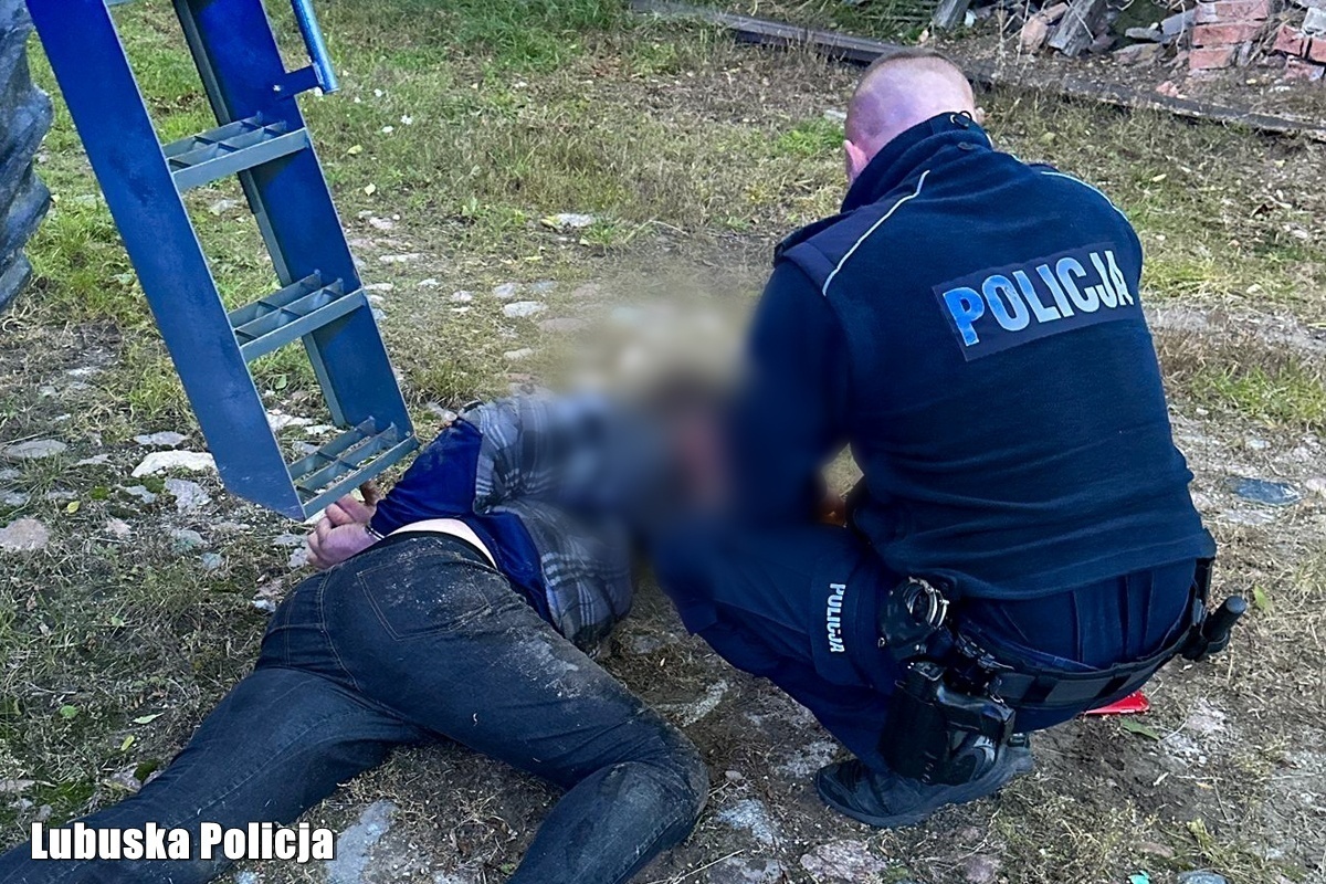 Ucieczka przez Kandlewo zakończona wywrotką. Pijany motorowerzysta w rękach policji WIDEO