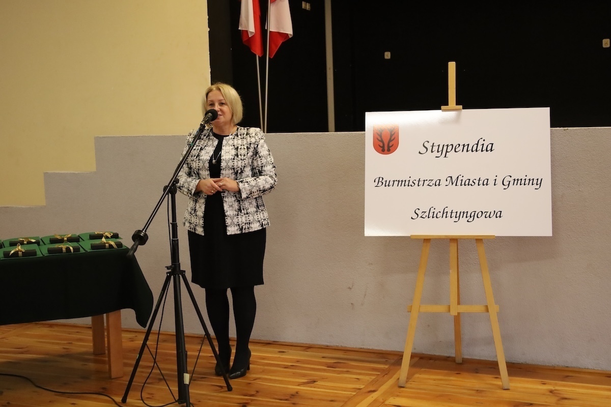 Stypendia rozdane. Burmistrz Wielgus nagrodziła najzdolniejszych uczniów
