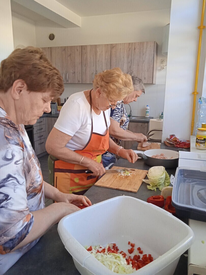 Seniorzy z gminy Szlichtyngowa pożegnali lato. Warsztaty Tai Chi i biesiada w Zamysłowie