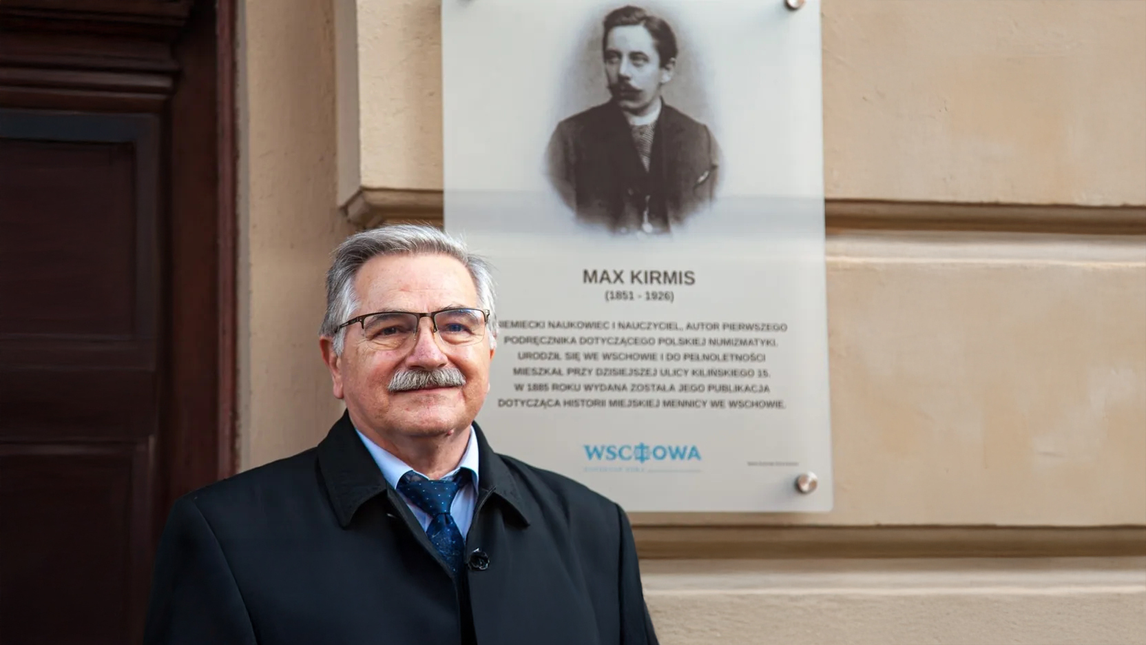 Ryszard Kozłowski podczas odsłonięcia tablicy pamiątkowej Maxa Kirmisa.