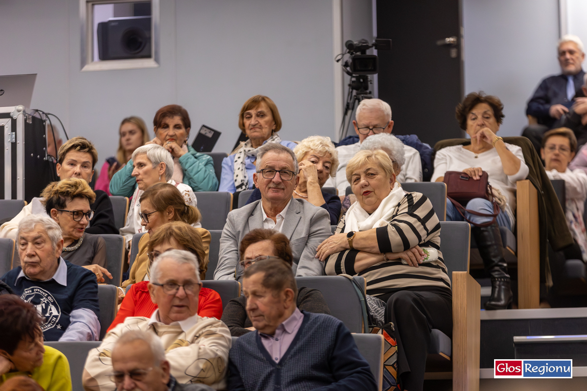Pełna sala na Dniu Seniora we Wschowie. Burmistrz Cieszę się że udało nam się was zjednoczyć