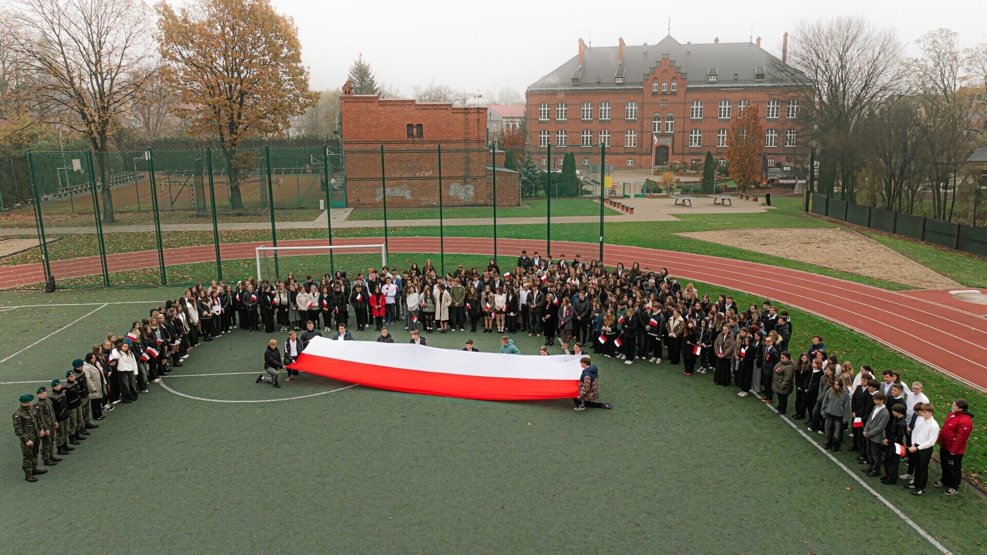 I LO zaprasza na patriotyczną uroczystość. W programie marsz z flagą hymn i okolicznościowe przemówienie