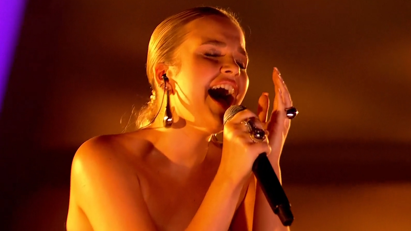Hanna Kuzimowicz podczas występu w The Voice of Poland