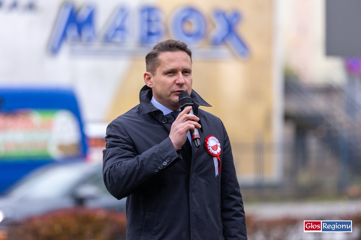 Szkoła do Hymnu w Staszicu. Uczniowie odśpiewali Mazurka Dąbrowskiego