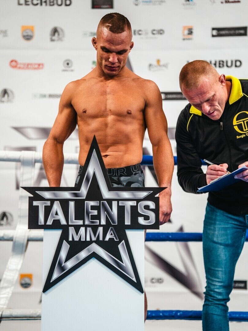 Jakub Syc na ważeniu przed walką w Talents MMA