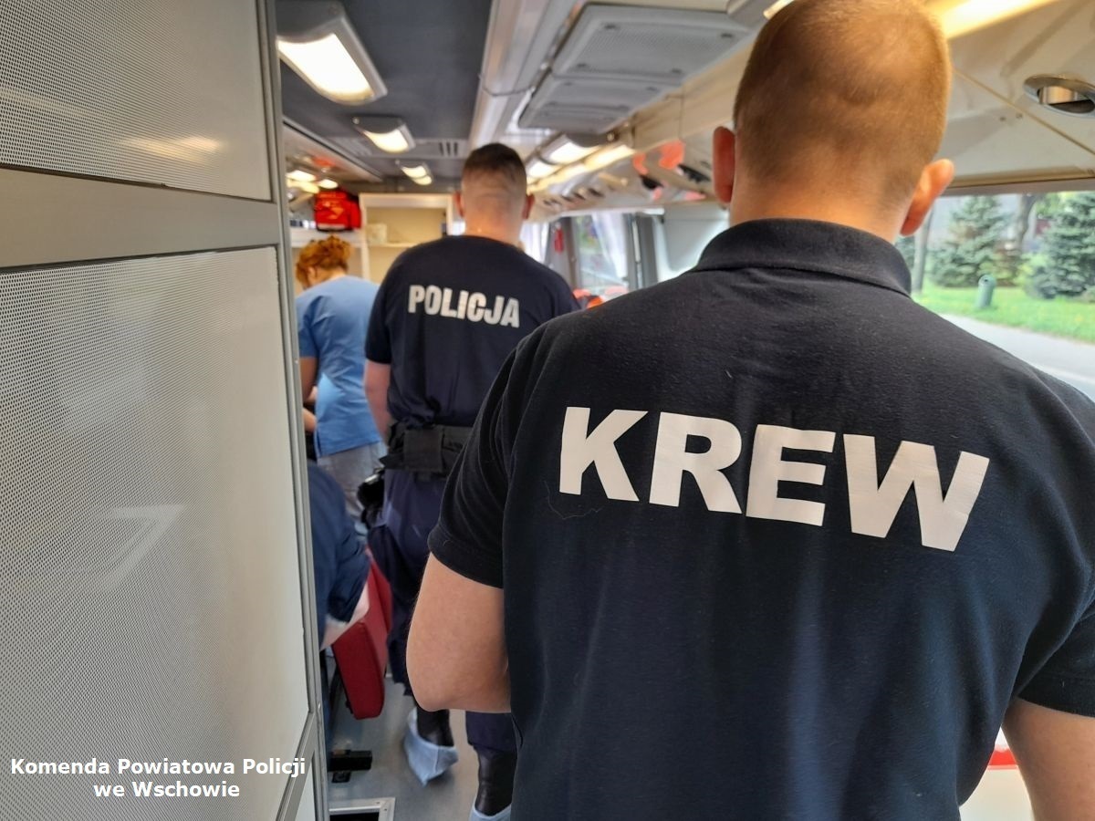 Krwiobus stanie przy komendzie we Wschowie. Policjanci i RCKIK zapraszają