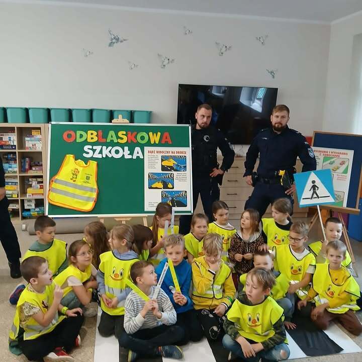 Policjanci uczyli dzieci bezpieczeństwa. SP3 w konkursie Odblaskowa Szkoła