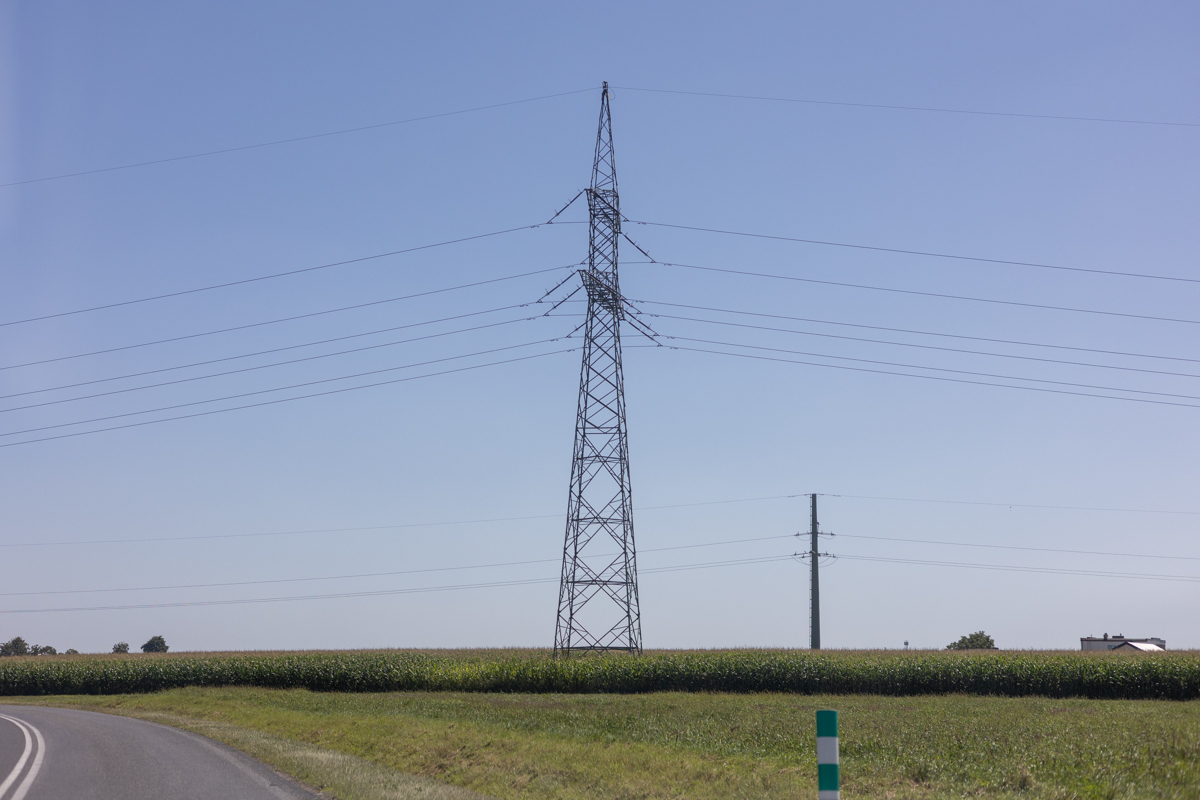 Masz słup energetyczny lub rurę na działce Ten wyrok może być dla ciebie bardzo ważny