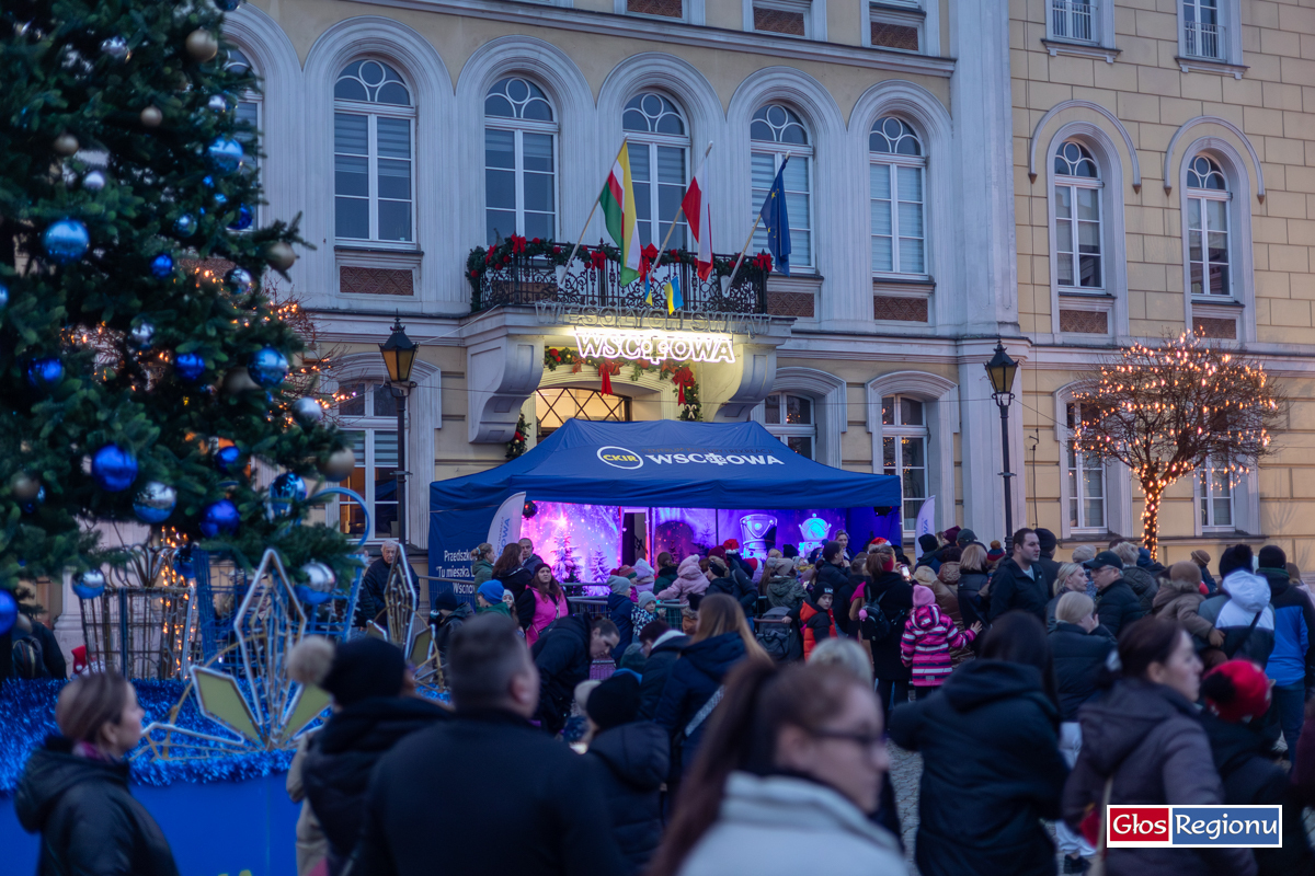 Mikołaj zjechał na linie z ratusza a burmistrz rozświetlił choinkę. Mikołajki 2025 we Wschowie FOTO