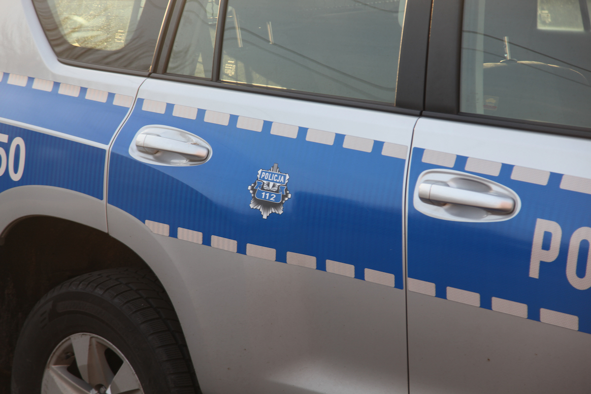 Słaniał się na nogach radiowóz zostawił na środku drogi. Wyrok dla policjanta z Wąsosza