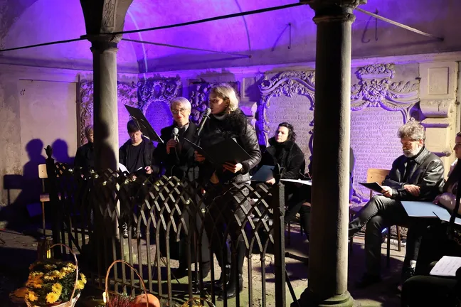 Wieczór poezji w lapidarium. Społeczność „Staszica” oswajała przemijanie