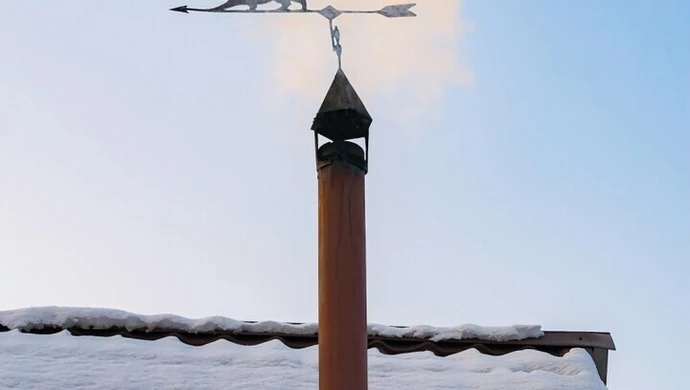 Czyszczenie dachu po zimie – jak pozbyć się sadzy i innych zabrudzeń?