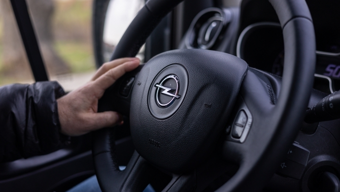 Bez uprawnień i kompletnie pijany. „Policjanci wyczuli silną woń alkoholu”