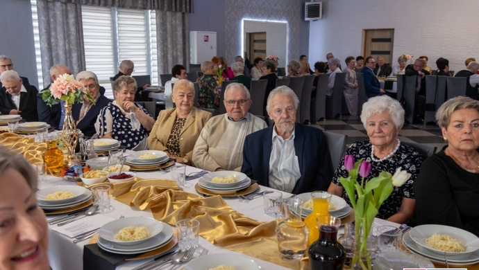 Seniorzy ze Wschowy i Zielonej Góry świętowali zbliżający się Dzień Kobiet. Była muzyka, życzenia i kwiaty
