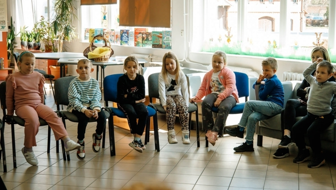 Mali goście w bibliotece Zana. Dzieci słuchały z zapartym tchem, potem wspólnie ciągnęły „Rzepkę”