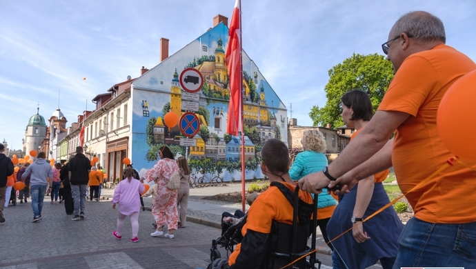 Pomarańczowy korowód przeszedł ulicami Wschowy. „Siła tkwi w różnorodności” [ZDJĘCIA]