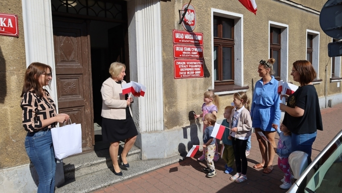 Przedszkolaki rozdawały flagi na ulicach. 3 maja mieszkańcy spotkają się na Rynku