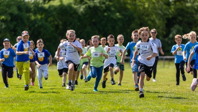 Sportowe święto najmłodszych we Wschowie. Po raz jedenasty pobiegli „Sprintem do Maratonu”