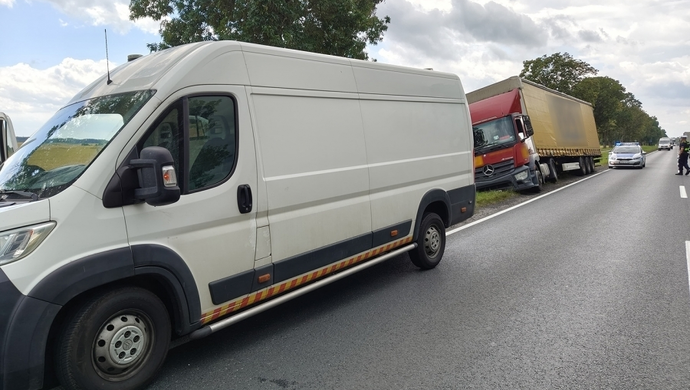 Zderzenie ciężarówki z busem na DK12. Ruch wahadłowy na trasie Wschowa - Dębowa Łęka