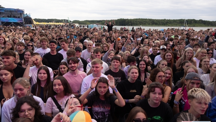 Rap Stacja ruszyła pełną parą. Festiwalowicze nie boją się deszczu [ZDJĘCIA]