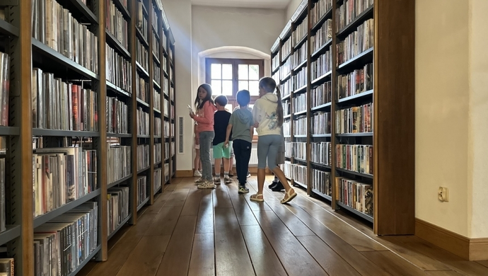 Tajemnicze zniknięcie w bibliotece. Dzieci na tropie szklanego pantofelka