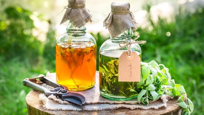 Dlaczego warto przechowywać domowe trunki w szklanych butelkach?